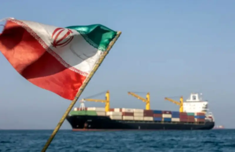 مضيق هرمز يواصل العمل بشكل طبيعي رغم الهجوم الأخير على إحدى السفن