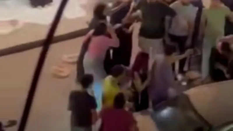 بائع متجول يعتدي على فتيات في شارع فيصل بالضرب والركل