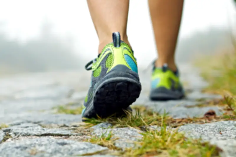دراسة: 5 دقائق مشي كل ساعة تقلل أضرار الجلوس الطويل