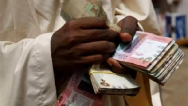 انهيار الجنيه السوداني: الدولار يلامس 5000 جنيه وجالون البنزين يقفز إلى 40 ألفًا