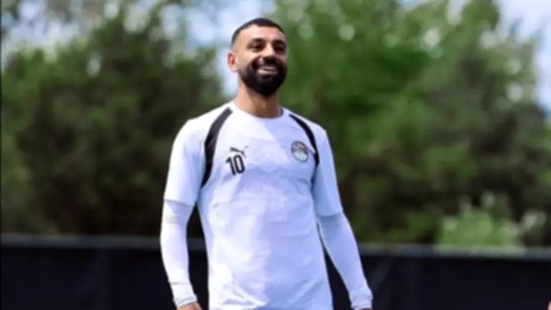 لحظة مؤثرة.. طفلة تبكي وتحتضن محمد صلاح واللاعب يسألها: بتعيطي ليه طيب؟