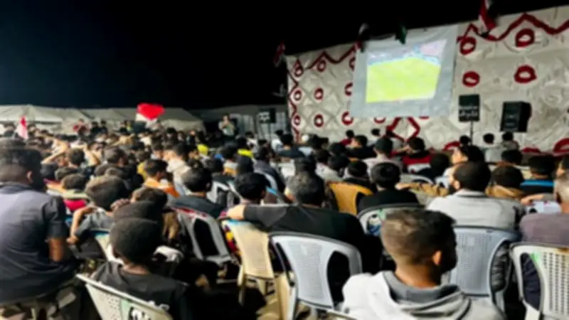 فيديو مؤثر من غزة.. مئات الفلسطينيين يشاهدون مباراة مصر وبلجيكا بين المخيمات