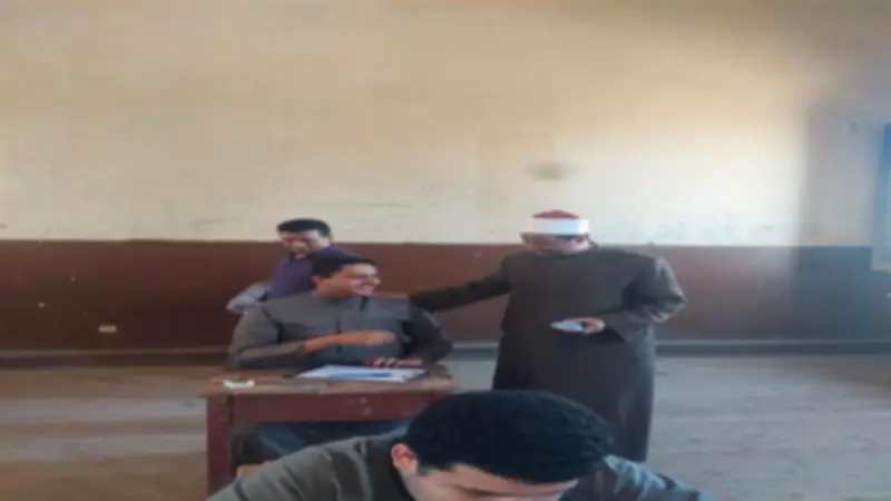 توأمان داخل لجنة امتحانات الثانوية الأزهرية بأسيوط.. مشهد لافت