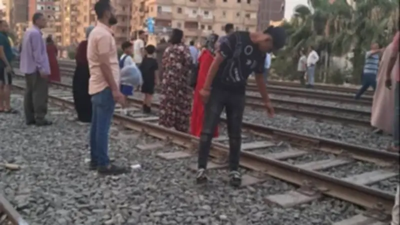 مصرع شخصين صدمهما قطار أثناء عبور شريط السكة الحديد في القليوبية