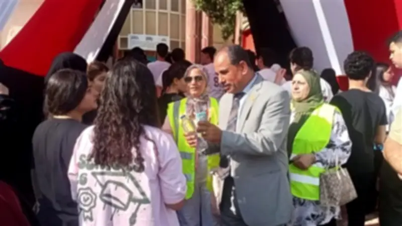 توزيع المياه والعصائر في أول أيام امتحانات الثانوية العامة بالقليوبية