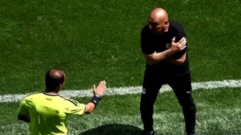 نطحة وعضة.. لقطات غريبة صنعت تاريخ كأس العالم بينها حسام حسن