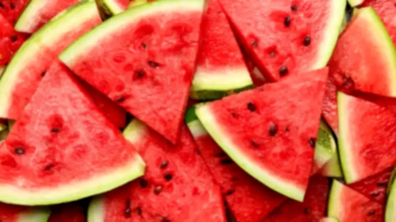ماذا يحدث لجسمك عند تناول البطيخ؟ وفئات ممنوعة منه