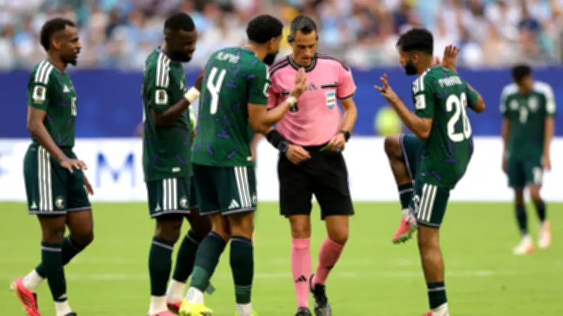 لماذا ارتدى حكم مباراة السعودية وأوروجواي قميصًا ورديًا في كأس العالم 2026؟