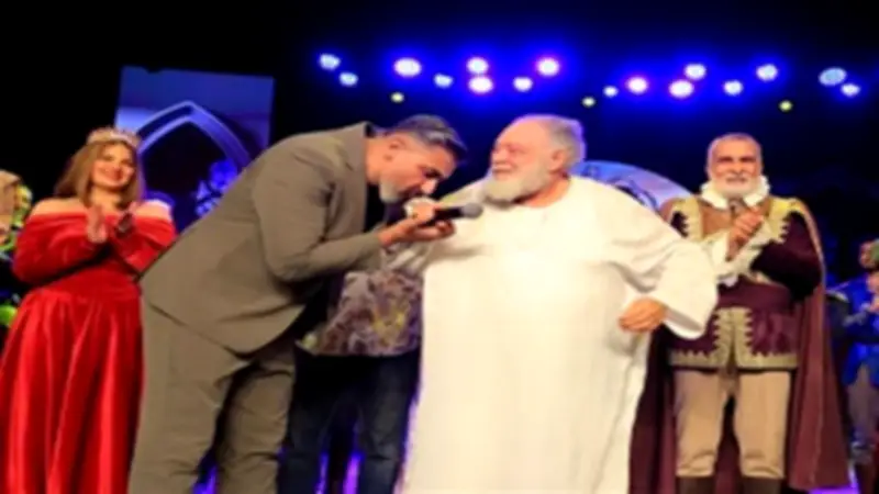 ياسر جلال يقبل يد يحيى الفخراني ويصف الملك لير بدرس في التمثيل