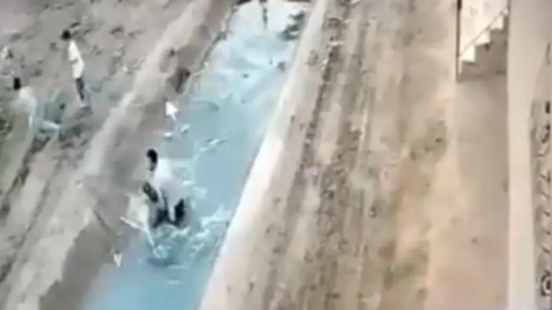 شاب ينقذ طفلة من الغرق بترعة في القليوبية ويطالب الأهالي بتأمين الموقع