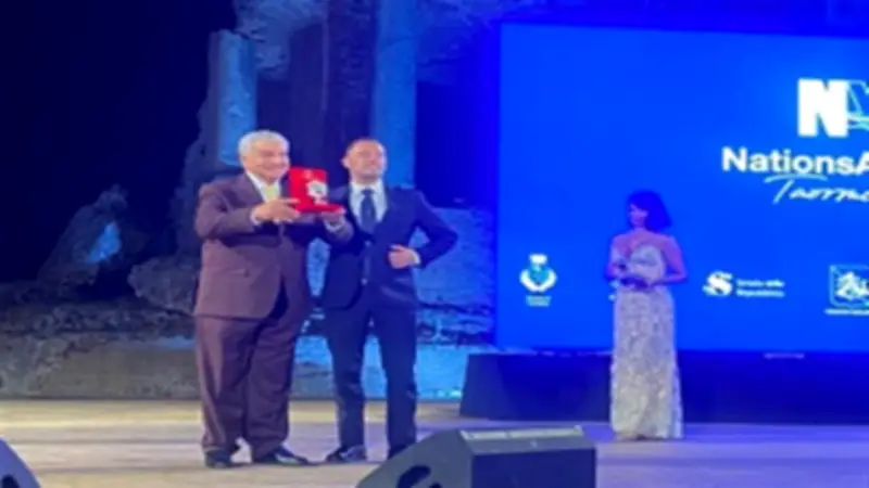 زاهي حواس يتوج بجائزة الأمم الرفيعة في إيطاليا بمناسبة الذكرى العشرين