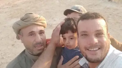 دموع وفرحة بعودة الطفل عدي بعد اختفائه 16 ساعة في مطروح