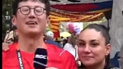 طرائف المونديال: مشجعة تقبل مراسلًا كوريًا على الهواء في كأس العالم 2026