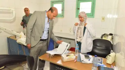 محافظ أسيوط يحيل مدير وحدة صحية و3 من الأطقم الطبية للتحقيق