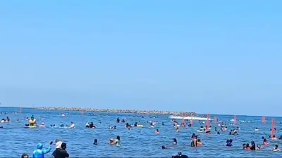 إقبال كثيف على شواطئ رأس البر في عطلة نهاية الأسبوع وإنقاذ 30 طفلاً تائهاً