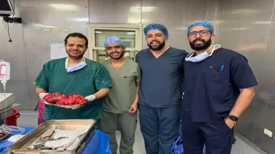 فريق طبي بقصر العيني يستأصل ورماً نادراً وزنه 9 كجم من صدر مسن