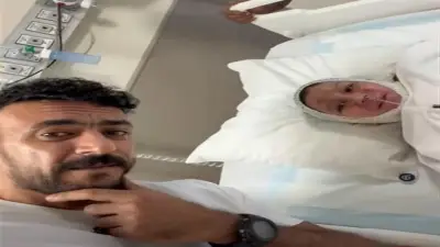 أحمد العوضي يزور الطفل يوسف في مستشفى أهل مصر للحروق بعد وعده