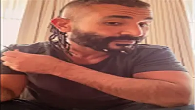 أحمد سعد يقص شعره أمام الجمهور ويعلن التوبة عن الإطلالات الغريبة