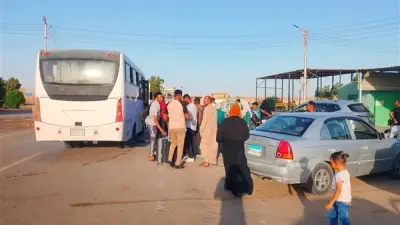 محافظ الوادي الجديد تستجيب لاستغاثة ركاب أتوبيس معطل وتوفر بدائل