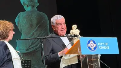 زاهي حواس يتسلم تمثال أثينا في ختام مهرجان أجونا الدولي باليونان