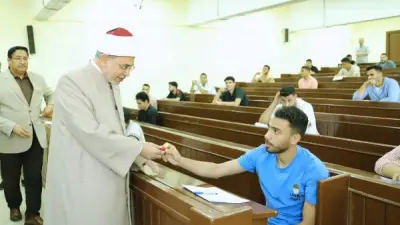 رئيس جامعة الأزهر يتفقد امتحانات الفصل الدراسي الثاني ويوزع الحلوى على الطلاب