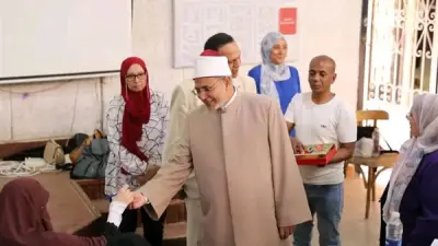 رئيس جامعة الأزهر يوزع الشيكولاتة على الطلاب في لجان الامتحانات