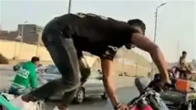 ضبط عاطل نشر فيديو استعراضات خطرة بدراجة نارية لزيادة المشاهدات