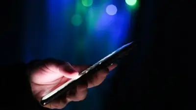 الأمن الروسي يكشف حملة تجسس استخباراتي أجنبي على مسؤولين عبر الهواتف الذكية