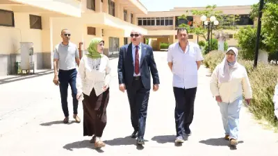 رئيس جامعة قناة السويس يتفقد امتحانات الطب البيطري ويشيد بالتنظيم