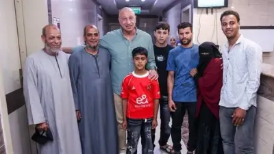 الخطيب يزور مشجع الأهلي المصاب للمرة الثانية ويطمئن على صحته