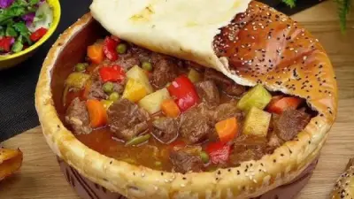 طريقة عمل طاجن اللحمة بالخضار المغطى بالعجين.. وصفة سهلة بخطوات بسيطة