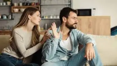 هل الصمت في الخلافات الزوجية حل أم مشكلة؟ خبير يوضح