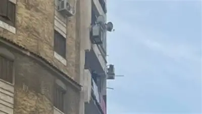 مريض نفسي يلقي الحجارة على المارة ويعطل المرور في الإسكندرية