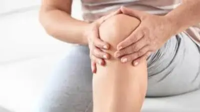 كيف تخفف وضعية النوم الصحيحة ألم الركبة ليلاً؟