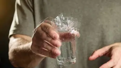 خبير يحذر: رعشة اليد قد تكشف مرض باركنسون قبل سنوات من تشخيصه