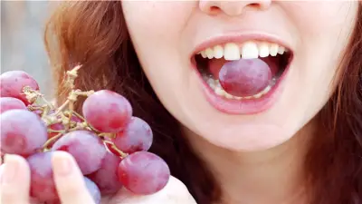 تناول العنب بهذه الطريقة يحمي الكبد الدهني.. دراسة تكشف الفوائد