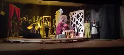 المسرح مرآة الصراع الخفي: حين يتحول الخشبة إلى كشف للذات