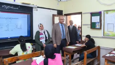 محافظ الإسكندرية يتفقد لجان امتحانات الشهادة الإعدادية ويثمن توفير بيئة آمنة للطلاب