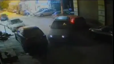 طفل يقود سيارة للخلف ويتلف أخرى في طنطا.. والأسرة تتراجع عن التعويض