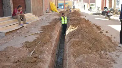 محافظ الوادي الجديد تتابع تنفيذ مشروع الغاز الطبيعي بالخارجة