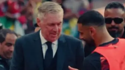 بالأحضان.. لقطة مميزة بين محمد صلاح وأنشيلوتي في ودية مصر والبرازيل