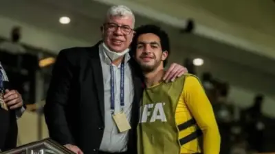 شوبير يمازح نجله مصطفى بعد تألقه أمام البرازيل: انت مش من مستوايا