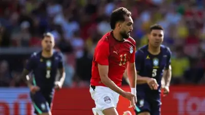 زيكو البرازيلي يهنئ مصطفى زيكو بعد هدفه التاريخي في مرمى البرازيل