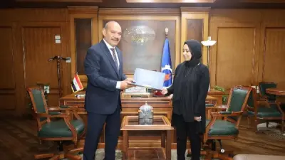 محافظ السويس يدعم أسرة الطفل باسل ويوفر فرصة عمل لوالدته