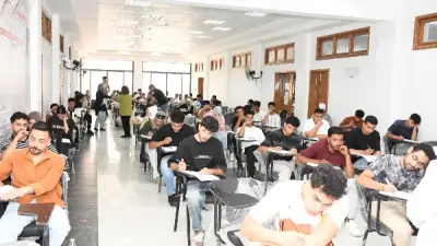 رئيس جامعة قناة السويس يتفقد امتحانات كلية الآداب والعلوم الإنسانية