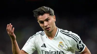بالفيديو: دياز يجبر مشجعاً على خلع قميص برشلونة