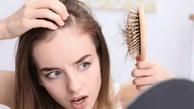 كم مرة يجب غسل شعرك في الصيف؟ دليل شامل حسب نوع الشعر