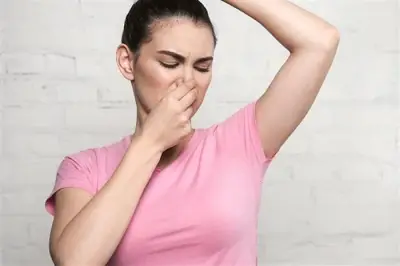 كيف تتخلصين من رائحة العرق الكريهة في الصيف بسهولة؟