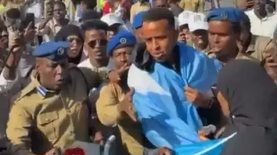 حكم إنجليزي سابق يطالب الفيفا بتعويض الحكم الصومالي عمر أرتان