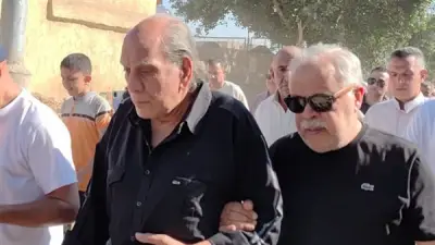 نقيب الممثلين يتقدم جنازة الفنان عبد العزيز مخيون في البحيرة